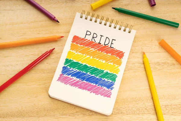 Caderno Com Desenho Bandeira Arco Íris Lgbt Canetas Marcador Mesa — Fotografia de Stock