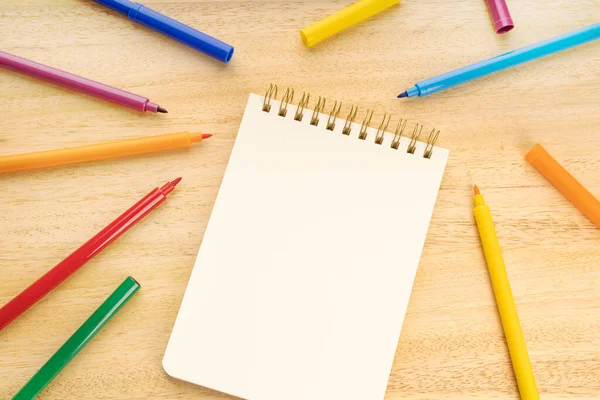 Caderno Branco Cercado Por Canetas Marcadoras Coloridas Mesa Madeira Faz — Fotografia de Stock