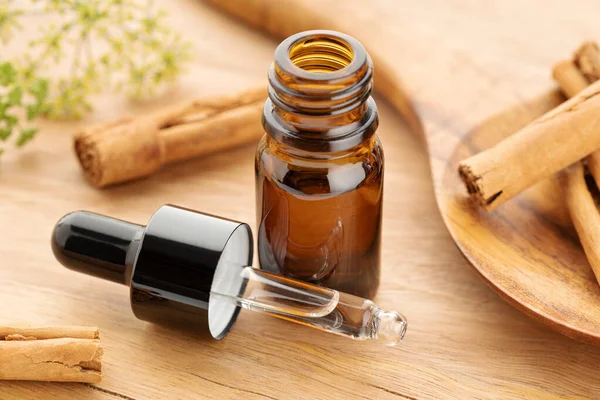 Cinnamon Essential Oil Bottle Wooden Table Alternative Medicine — Zdjęcie stockowe