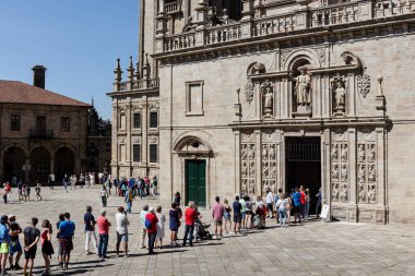 Santiago de Compostela, İspanya; 25 Haziran 2021: Santiago de Compostela Katedrali 'nin kutsal kapısından girmek için sırada bekleyen turistler ve hacılar