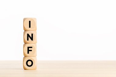 Masadaki bir yığın tahta blokta INFO metni. Boşluğu kopyala