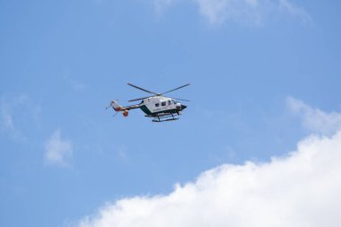 Galiçya, İspanya; 8 Temmuz 2021: Sivil Trafik Gözetleme helikopteri ve kamera sistemi uçuyor. Trafik kameraları