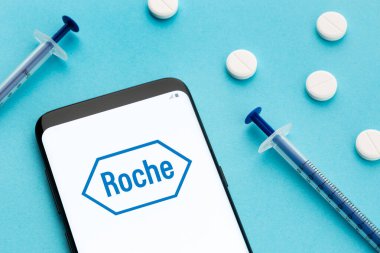 Galiçya, İspanya; 8 Haziran 2020: Akıllı telefon ekranında Roche logosu. Hoffmann-La Roche İlaç Şirketi