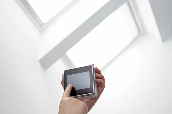 Handbedienung Einer Fernbedienung Eines Dachfensters Innenbereich Hausautomation Kopierraum — Stockfoto