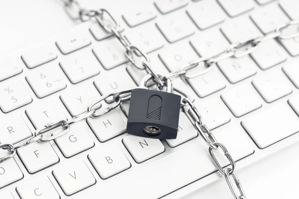 计算机安全概念 锁链和锁在键盘上 网络安全概念 — 图库照片