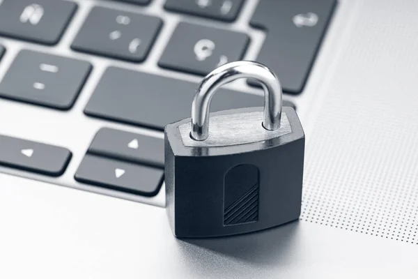 Bezpieczeństwo Komputerowe Koncepcja Ochrony Danych Zamknięta Kłódka Nowoczesnym Laptopie — Zdjęcie stockowe