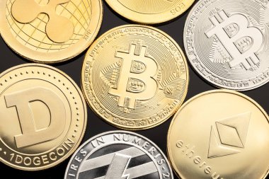 Siyah arka planda bir grup kripto para. Bitcoin, dogecoin, ethereum, xrp, eos, litekoin engelleme parası. Üst görünüm