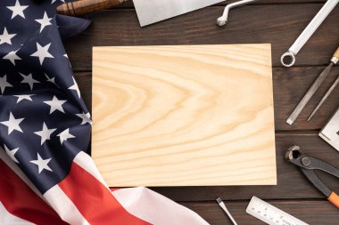 Amerikan bayrağının üst görüntüsü, çalışma araçları ve yazı için boş tahta. Şablon oluşturun. İşçi Bayramı konsepti arka planı