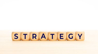 Masadaki tahta bloklarda strateji kelimesi. Beyaz arka plan. Boşluğu kopyala