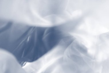 Mavi ve beyaz soyut arka plan. Yumuşak ve pürüzsüz arka plan bulanık. Odaklanamayan tül kumaş fotoğrafçılığı