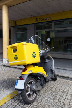 Santiago de Compostela, İspanya. 2 Ağustos 2021, Correos bisikleti. İspanyol posta servisi motosikleti