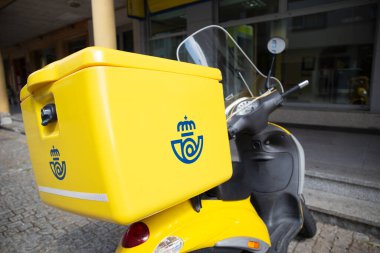 Santiago de Compostela, İspanya. 2 Ağustos 2021, Correos bisikleti. İspanyol posta servisi motosikleti