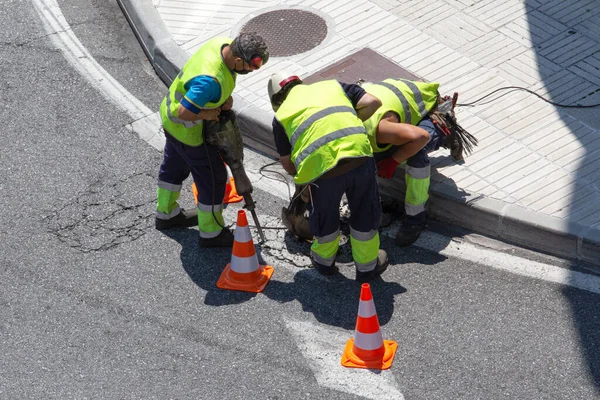 Grupo Trabajadores Construcción Reparando Una Carretera Asfaltada Ciudad Mantenimiento Pavimentación — Foto de Stock