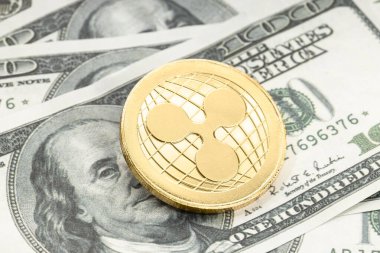 Dolar banknotları üzerinde dalgalı para. ABD dolarları üzerinde XRP Kripto Para Birimi