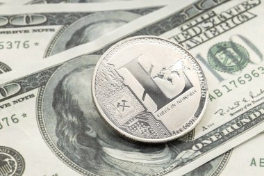 Dolar banknotları üzerine Litecoin madeni para. ABD dolarları üzerinde kripto para birimi