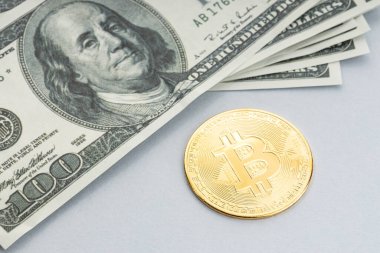 Bitcoin para ve bir yığın Amerikan doları banknot. Zincirleme paraya karşı fiat para kavramı