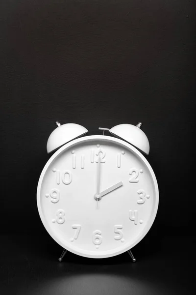 Φως Της Ημέρας Εξοικονομεί Χρόνο Λευκό Ρετρό Ρολόι Απομονώνεται Μαύρο — Φωτογραφία Αρχείου