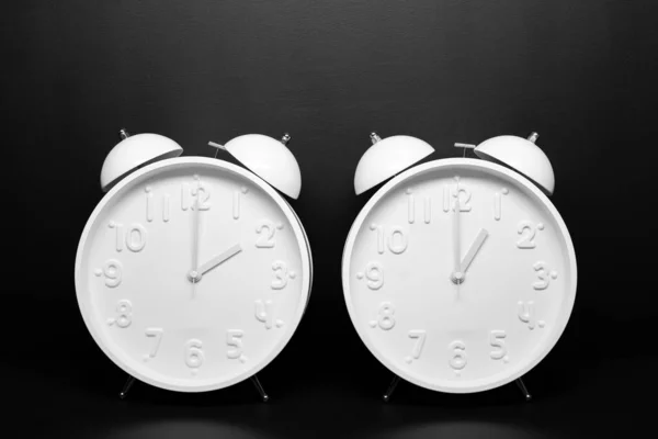 Переход Летнее Время Два Белых Ретро Часы Изолированы Черном Фоне — стоковое фото
