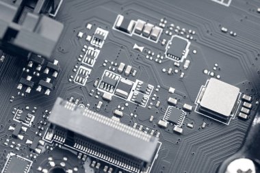 Bir bilgisayar anakartının elektronik devre çipi. Soyut arkaplan teknolojisi