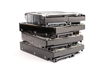 Beyaz arkaplanda HDD 'nin izole ettiği bilgisayar sürücüsü yığını. Bilgisayar donanım veri depolama