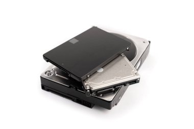 Beyaz arkaplanda çeşitli bilgisayar sürücüsü HDD ve SSD izole edildi. Bilgisayar donanım veri depolama