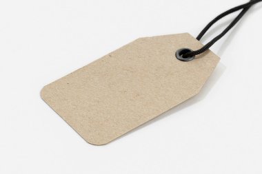 İp beyaz arkaplanda izole edilmiş boş etiket. Boş karton fiyat şablonu