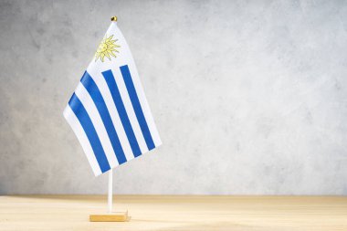 Beyaz desenli duvarda Uruguay masa bayrağı. Metin, tasarım veya çizimler için alanı kopyala