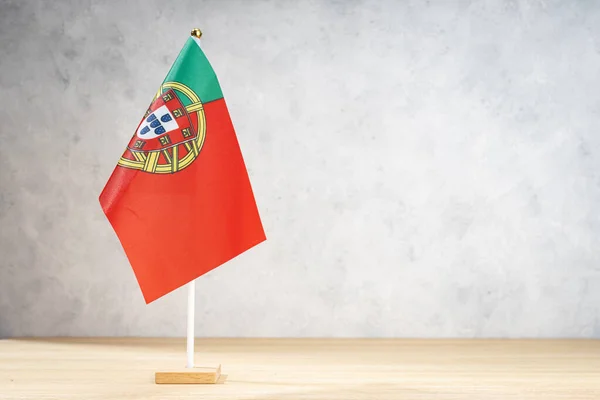Bandeira Mesa Portugal Parede Texturizada Branca Espaço Cópia Para Texto — Fotografia de Stock
