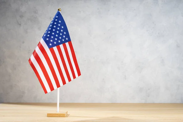 Drapeau Table Américain Sur Mur Texturé Blanc Espace Copie Pour — Photo