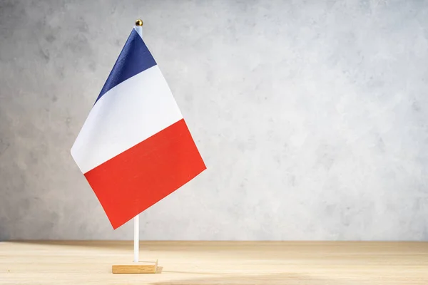 Bendera Prancis Pada Dinding Bertekstur Putih Salin Ruang Untuk Teks — Stok Foto