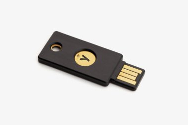 Galiçya, İspanya; 16 Eylül 2021: Yubikey 5 beyaz arka planda izole edildi. Yubikey, Yubico tarafından bilgisayar, ağ ve çevrimiçi hizmetlere erişimi korumak için üretilen bir donanım kimlik doğrulama aygıtıdır.