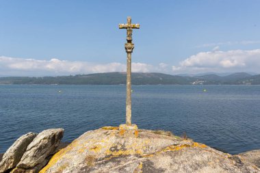 Taştan haçı olan güzel bir deniz manzarası. Adı Haç, Rias Baixas, Galiçya, İspanya.