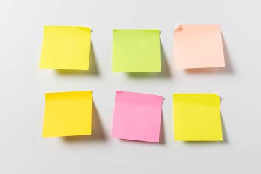 Beyaz duvarda altı tane boş renkli yapışkan not var. Şablon maketi