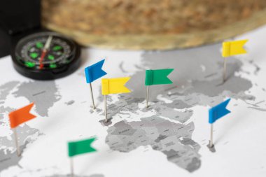 Renkli pusula ve hasır şapkalı dünya haritası. Seyahat, macera, tatil kavramı