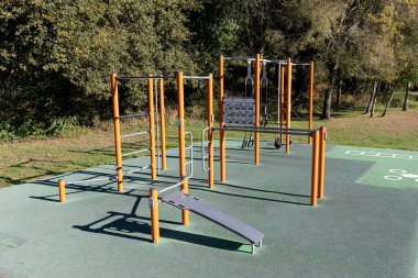 fitness eğitimi için spor malzemeleriyle açık hava spor parkı