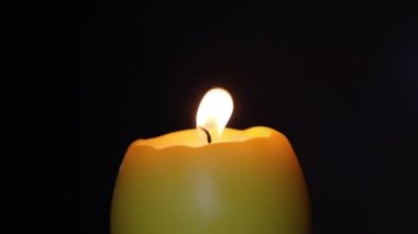 Siyah arkaplanda mum yakılıyor