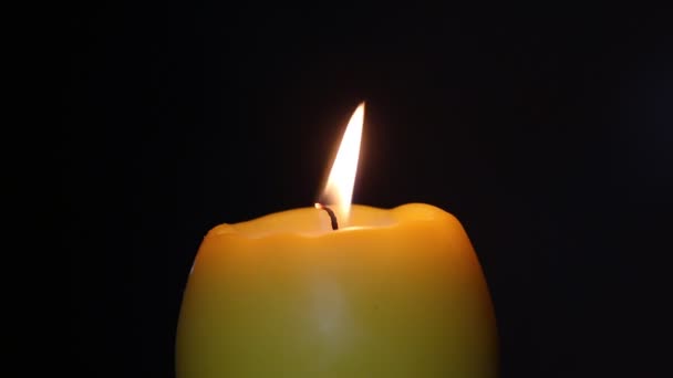 Brennende Kerze auf schwarzem Hintergrund — Stockvideo