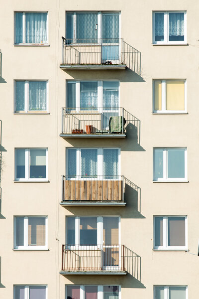 Бросать на многоквартирный дом
