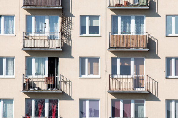 Бросать на многоквартирный дом
