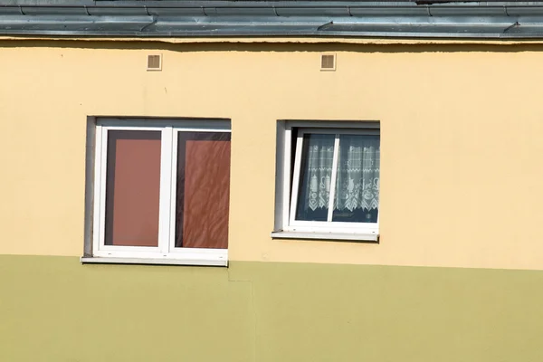 Blok daireler ile pencere eşiği — Stok fotoğraf