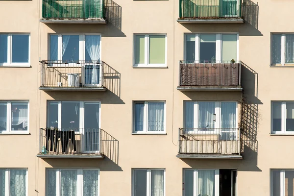 Bloco de apartamentos com janelas — Fotografia de Stock