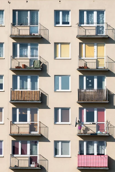 Wohnblock mit Fenstern — Stockfoto