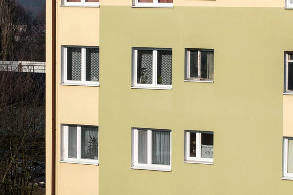 Bloc d'appartements avec fenêtres — Photo