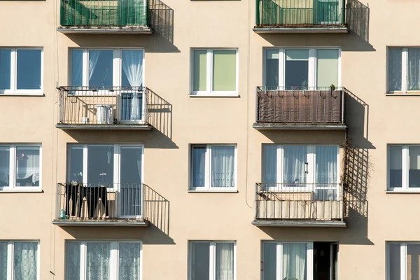 Bloc d'appartements avec fenêtres Photos De Stock Libres De Droits