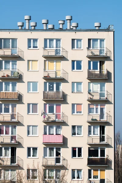 Wohnblock mit Fenstern — Stockfoto