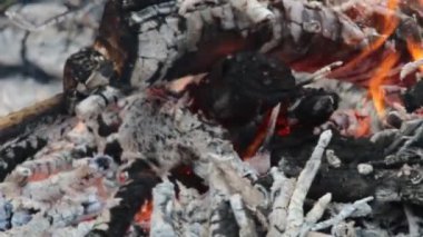 Yangın ve köz ateşinde