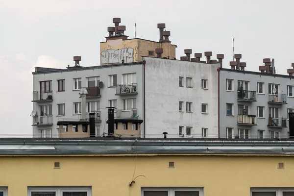 Stary wysoki budynek mieszkalny - Polska — Zdjęcie stockowe