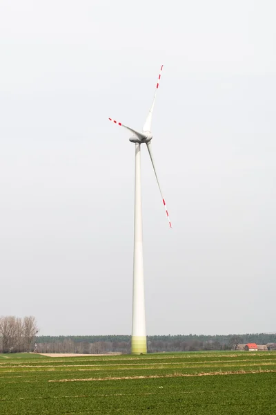 Vindkraftspark - hög väderkvarnar fält — Stockfoto