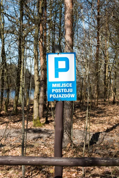 Parking - miejsce pojazdu jest stacjonarne w Polsce — Zdjęcie stockowe