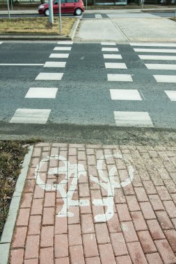 Yatay ile işaretlenmiş bisiklet yolu
